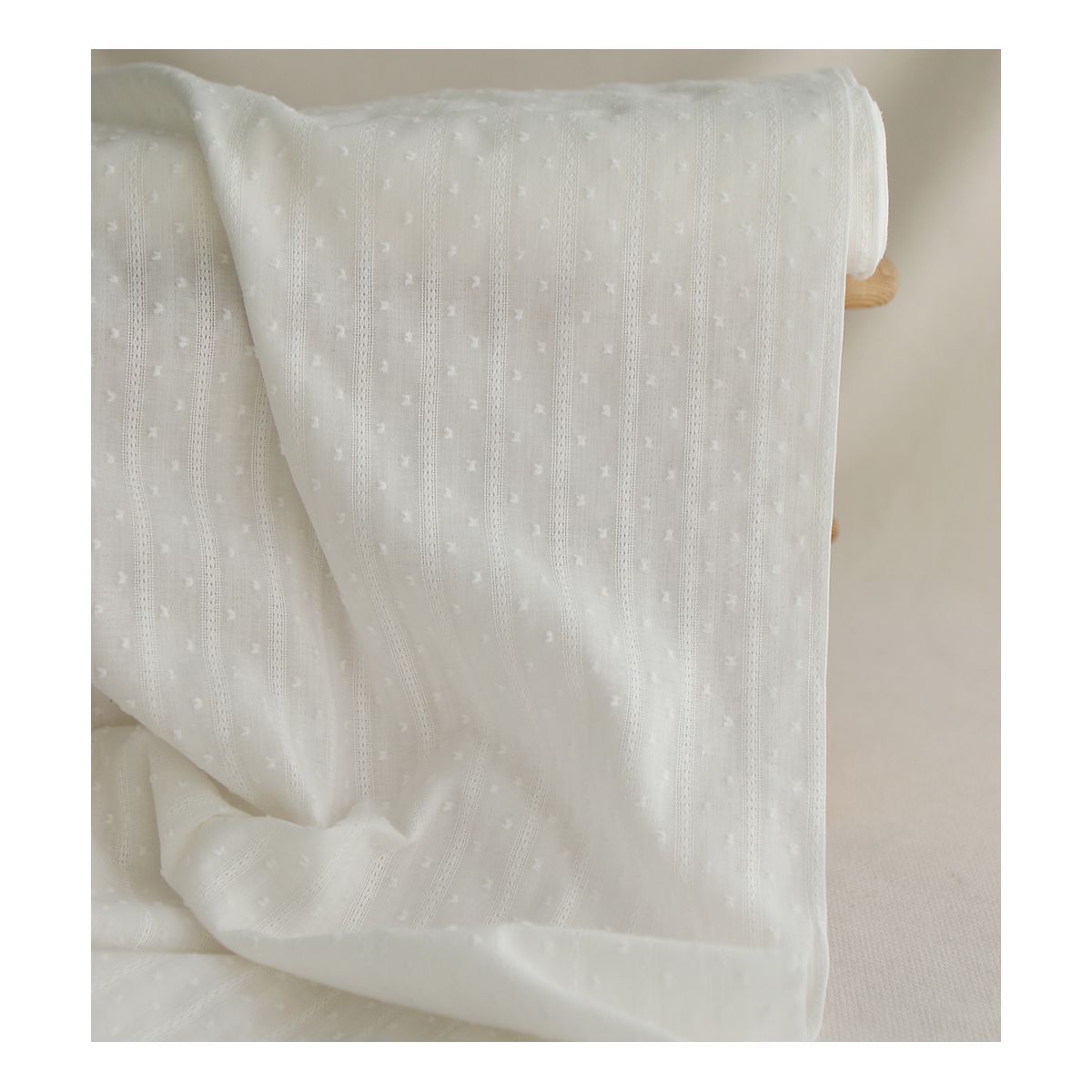 Broderie anglaise plumetis coton coloris blanc cassé