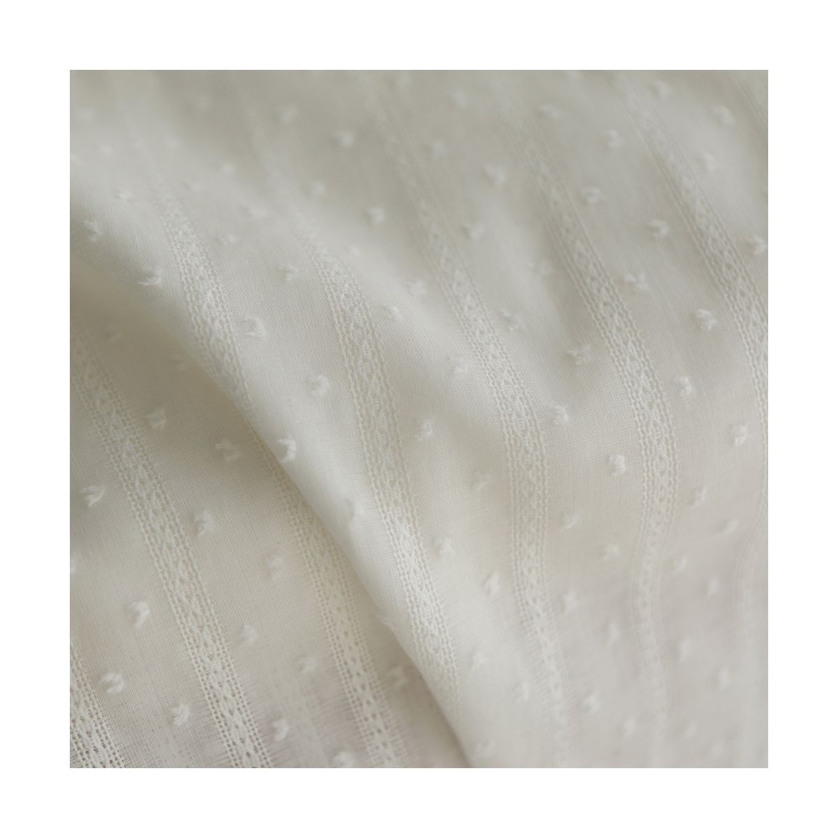 Broderie anglaise plumetis coton coloris blanc cassé