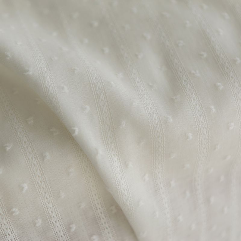 Broderie anglaise plumetis coton coloris blanc cassé