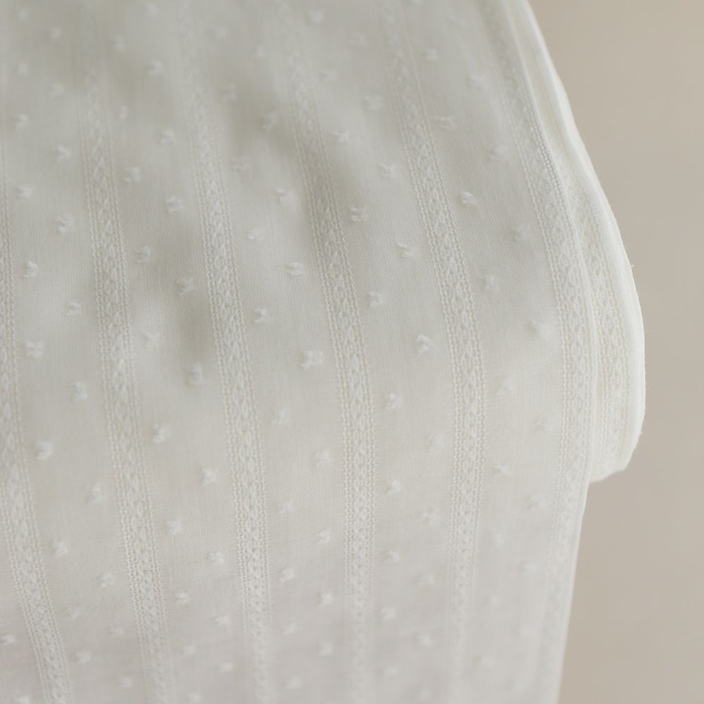 Broderie anglaise plumetis coton coloris blanc cassé