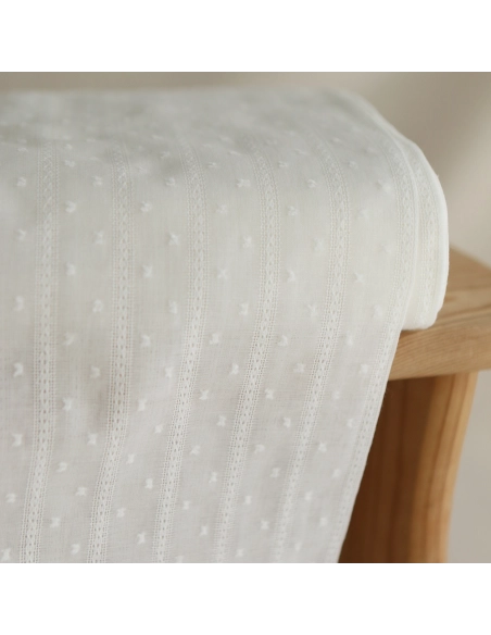 Broderie anglaise plumetis coton coloris blanc cassé