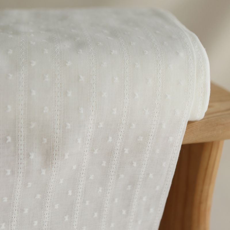 Broderie anglaise plumetis coton coloris blanc cassé