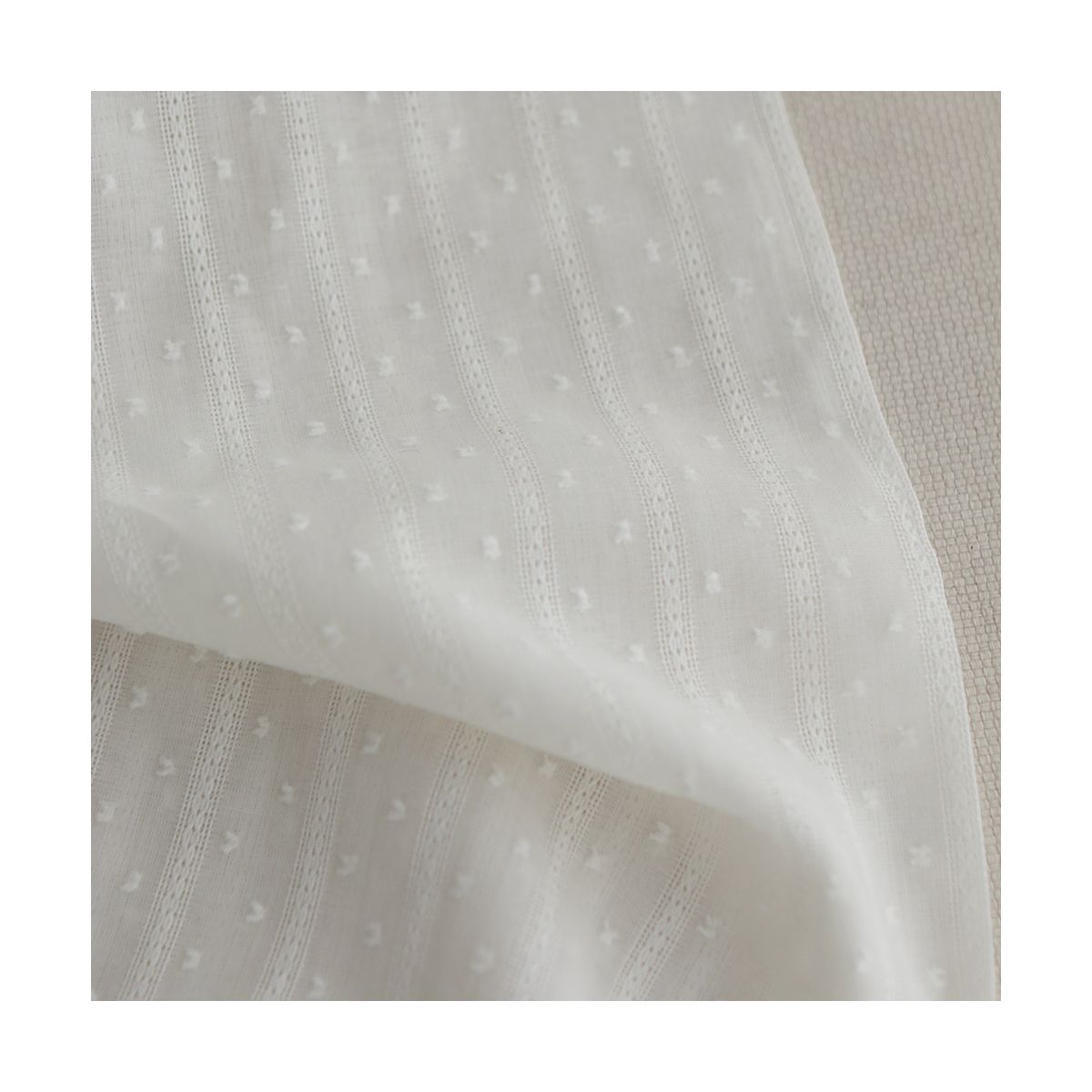 Broderie anglaise plumetis coton coloris blanc cassé