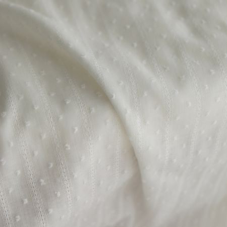 Broderie anglaise plumetis coton coloris blanc cassé