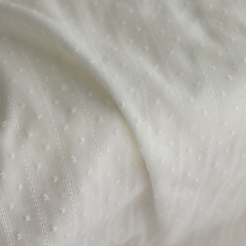 Broderie anglaise plumetis coton coloris blanc cassé