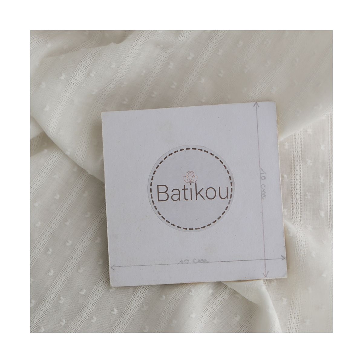 Broderie anglaise plumetis coton coloris blanc cassé