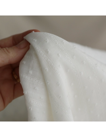Broderie anglaise plumetis coton coloris blanc cassé