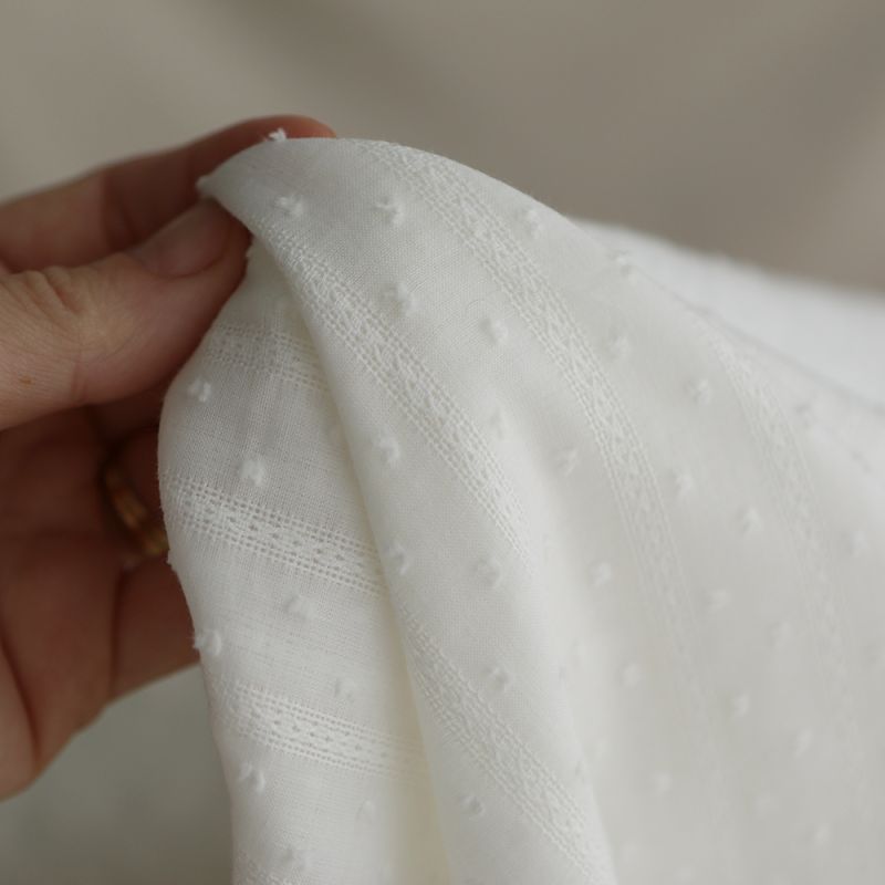 Broderie anglaise plumetis coton coloris blanc cassé
