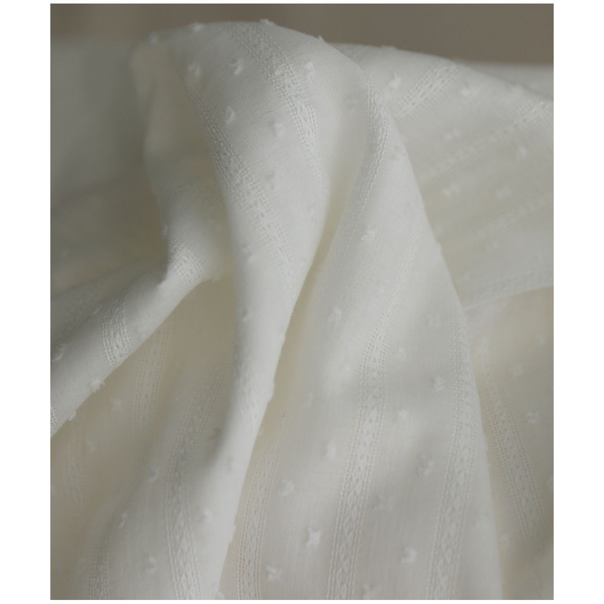 Broderie anglaise plumetis coton coloris blanc cassé
