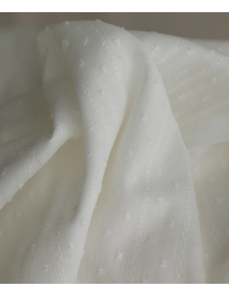 Broderie anglaise plumetis coton coloris blanc cassé