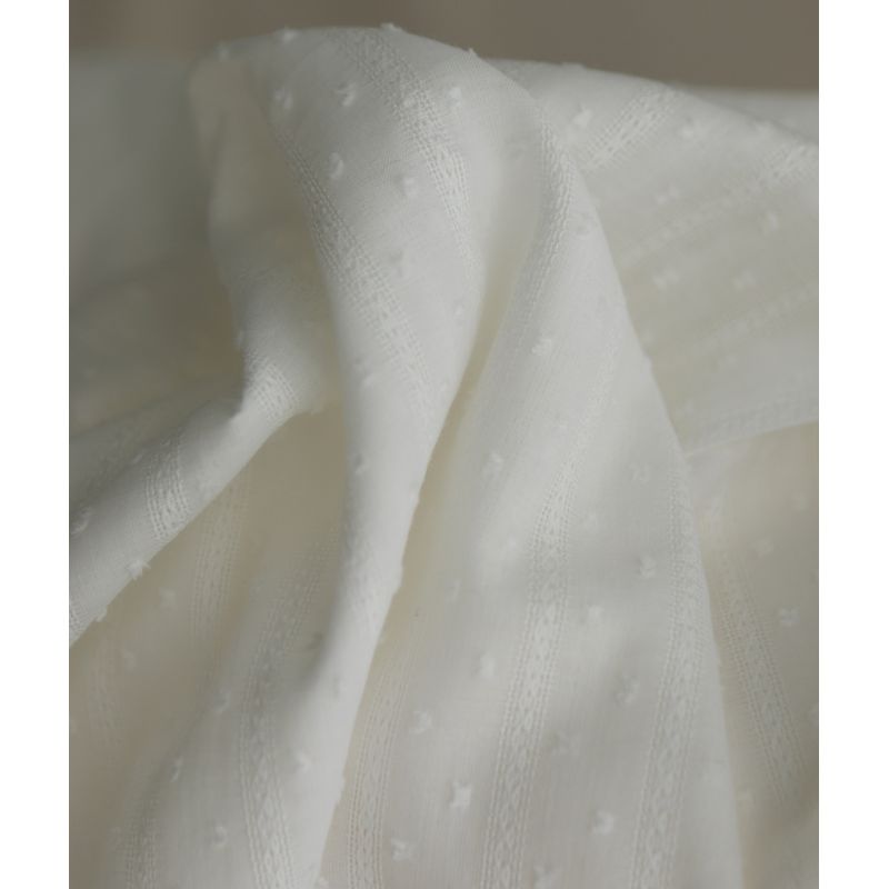 Broderie anglaise plumetis coton coloris blanc cassé