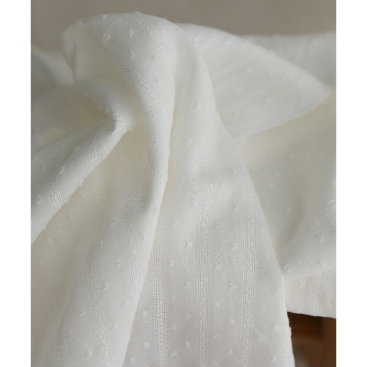 Broderie anglaise plumetis coton coloris blanc cassé