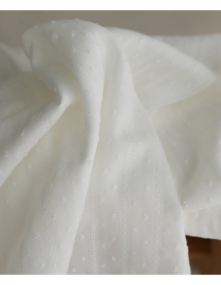 Broderie anglaise plumetis coton coloris blanc cassé