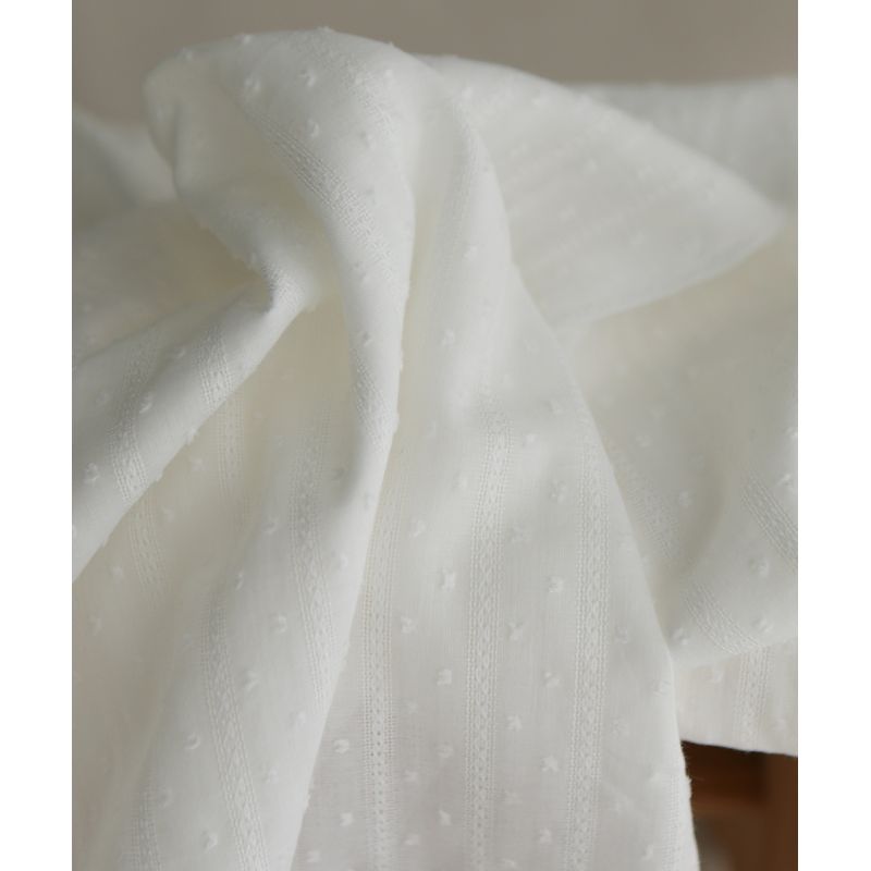 Broderie anglaise plumetis coton coloris blanc cassé
