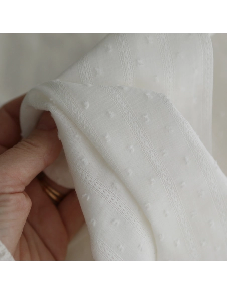 Broderie anglaise plumetis coton coloris blanc cassé