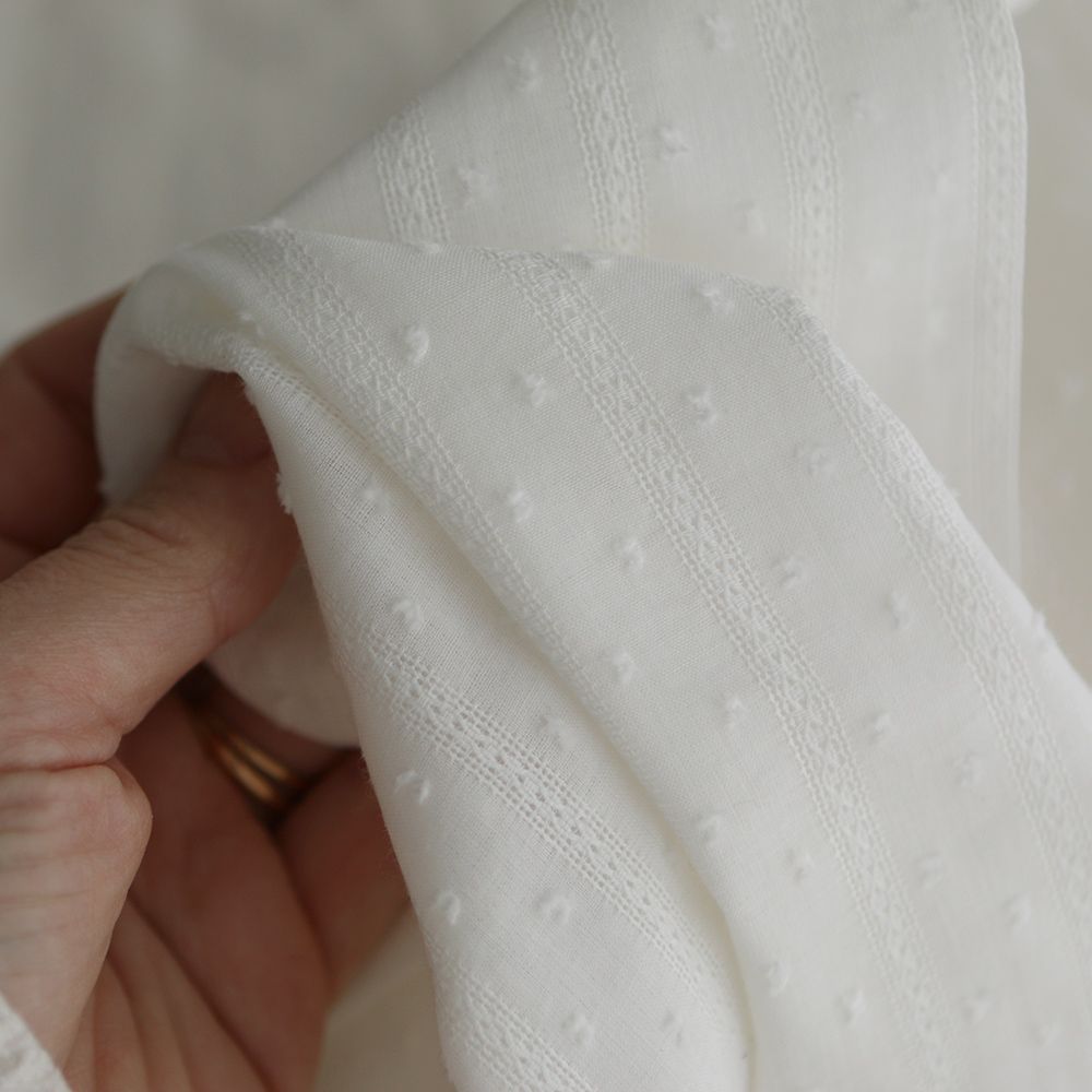 Broderie anglaise plumetis coton coloris blanc cassé