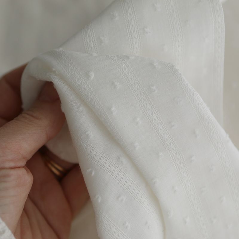 Broderie anglaise plumetis coton coloris blanc cassé