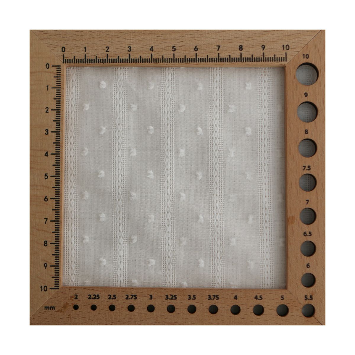 Broderie anglaise plumetis coton coloris blanc cassé