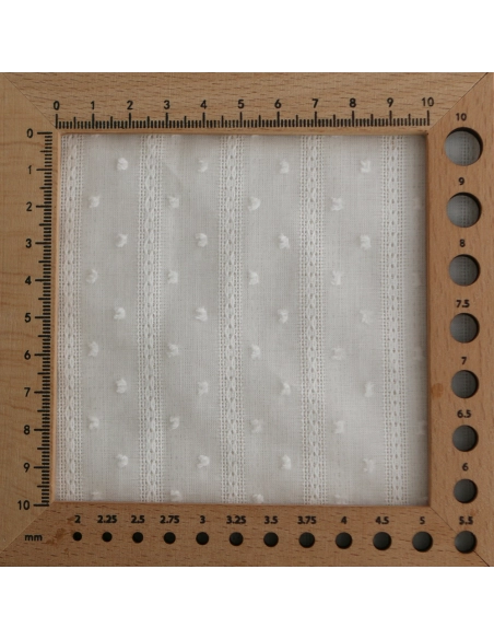 Broderie anglaise plumetis coton coloris blanc cassé