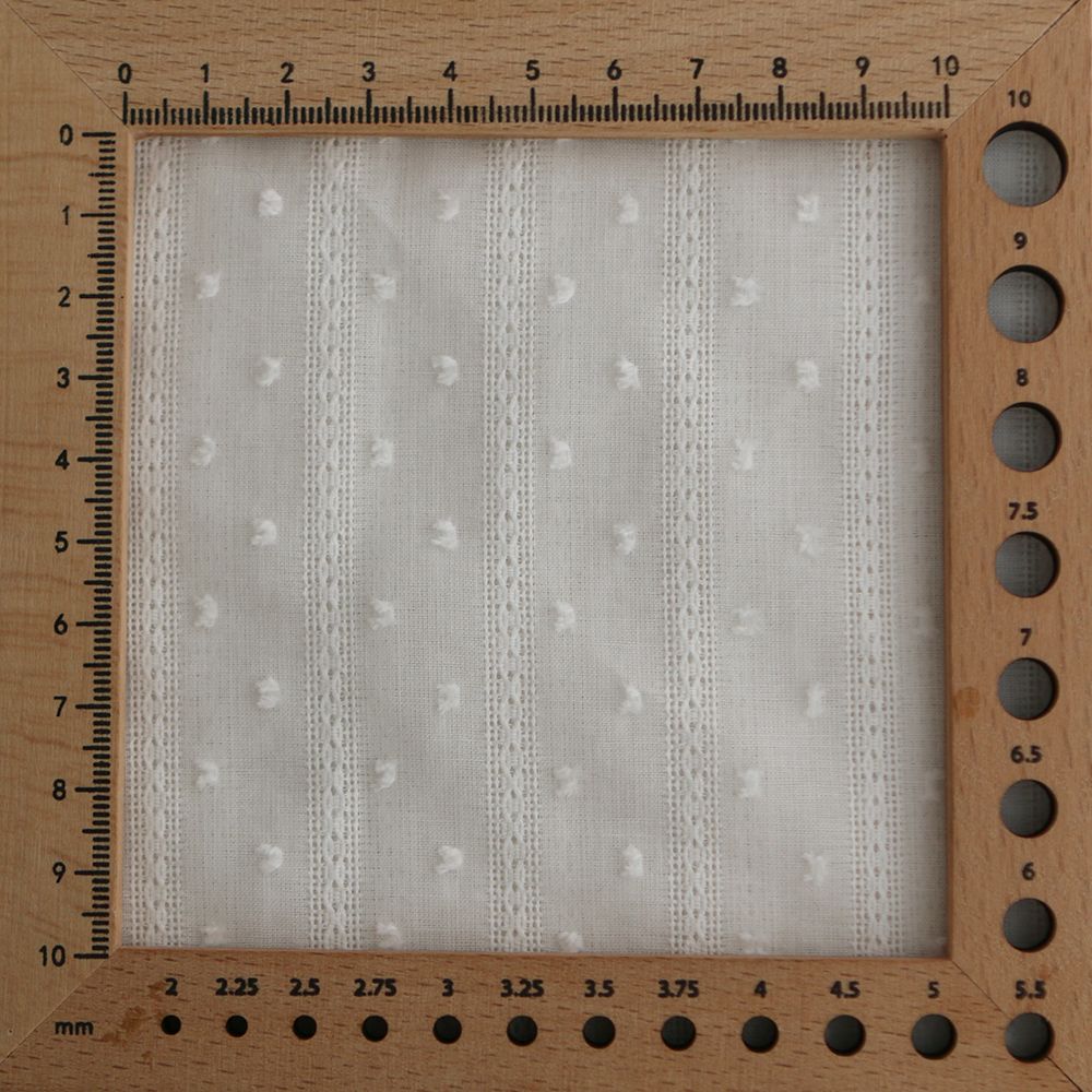 Broderie anglaise plumetis coton coloris blanc cassé