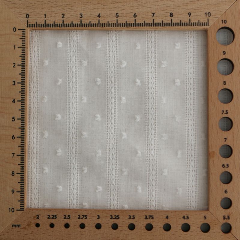 Broderie anglaise plumetis coton coloris blanc cassé