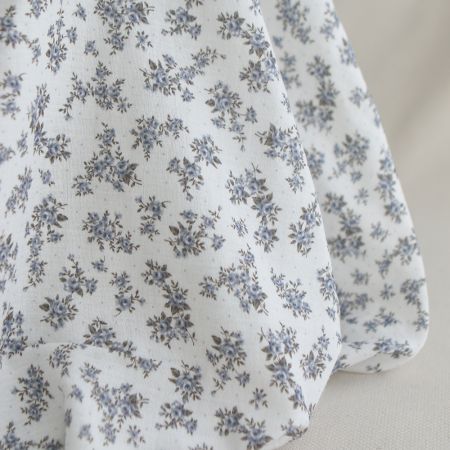 Lilou - Double gaze de coton BIO fond blanc fleuri vert et bleu Lilou - Double gaze de coton BIO fond blanc fleuri vert et bleu