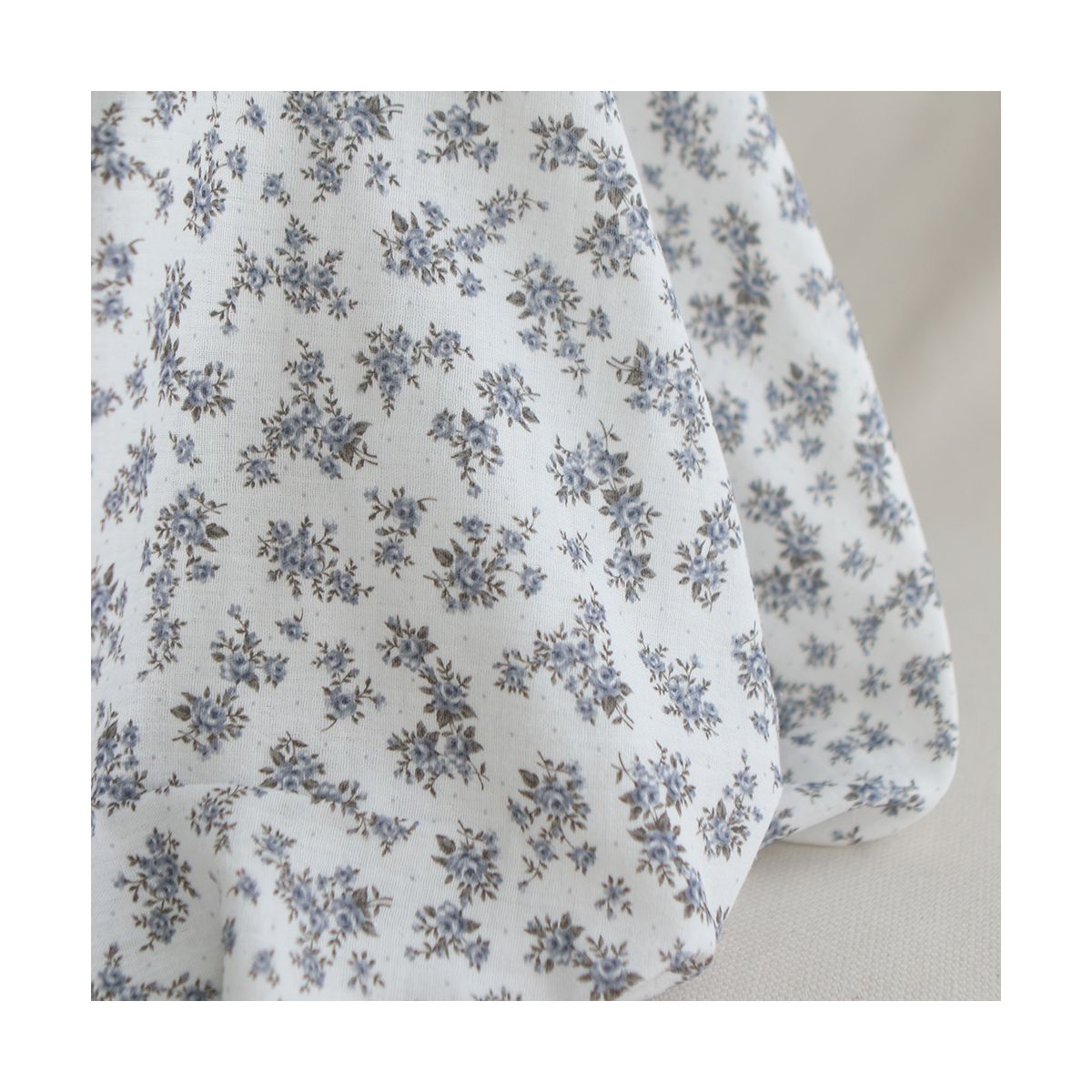 Lilou - Double gaze de coton BIO fond blanc fleuri vert et bleu