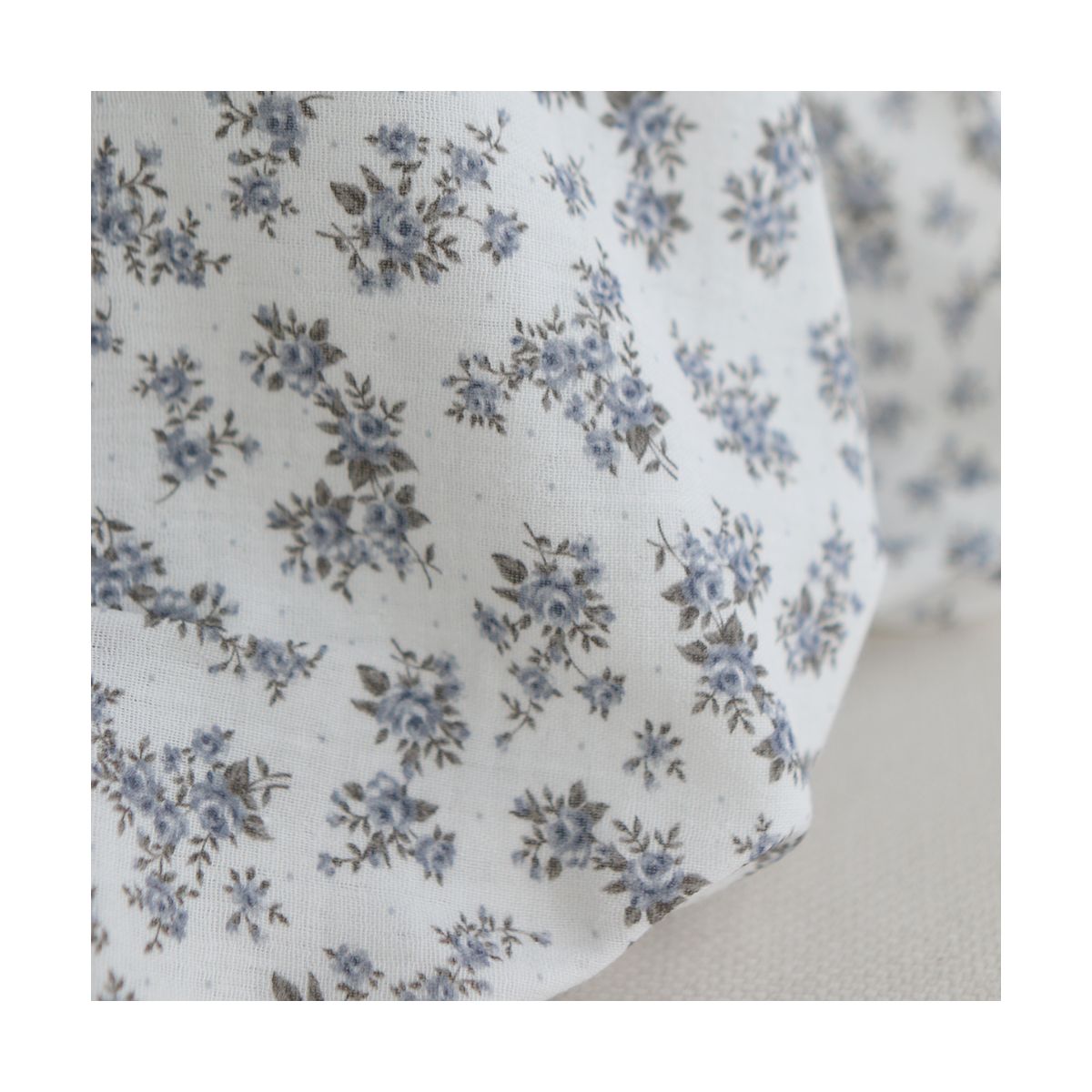 Lilou - Double gaze de coton BIO fond blanc fleuri vert et bleu