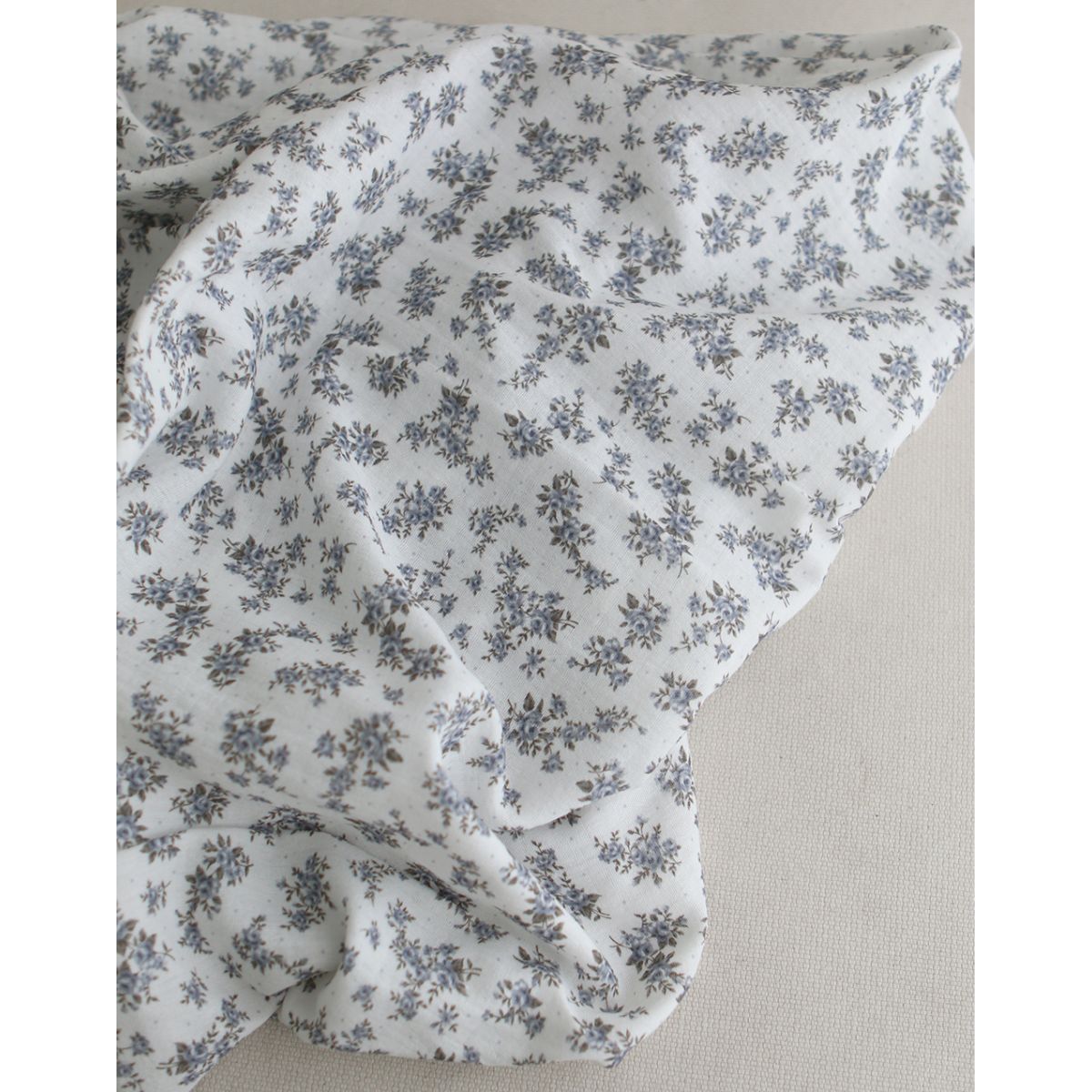 Lilou - Double gaze de coton BIO fond blanc fleuri vert et bleu