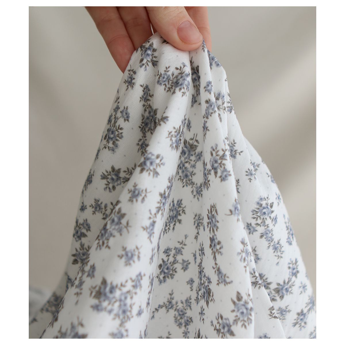 Lilou - Double gaze de coton BIO fond blanc fleuri vert et bleu