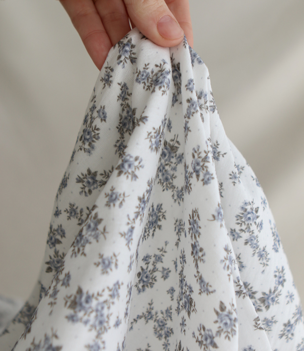 Lilou - Double gaze de coton BIO fond blanc fleuri vert et bleu