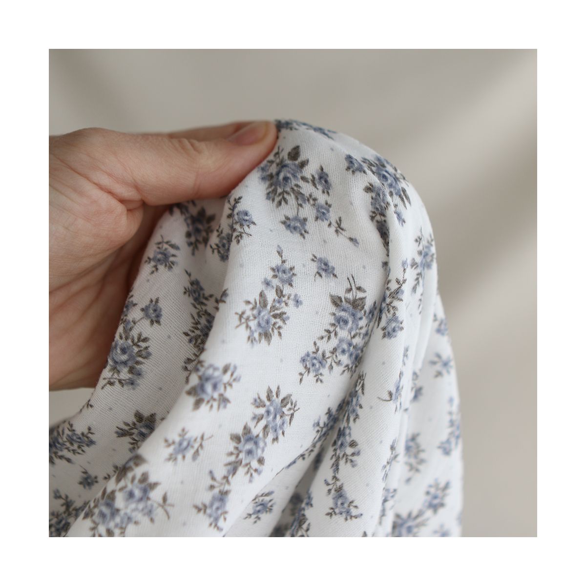 Lilou - Double gaze de coton BIO fond blanc fleuri vert et bleu