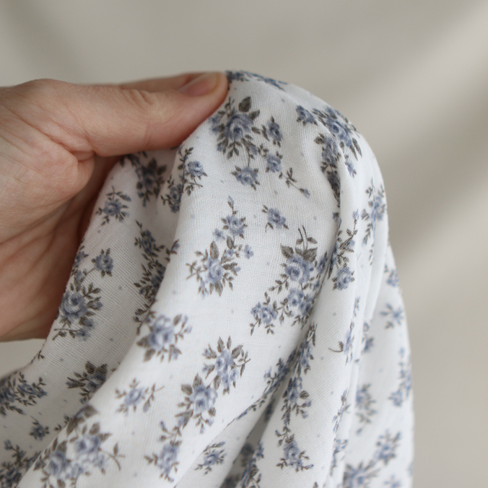 Lilou - Double gaze de coton BIO fond blanc fleuri vert et bleu