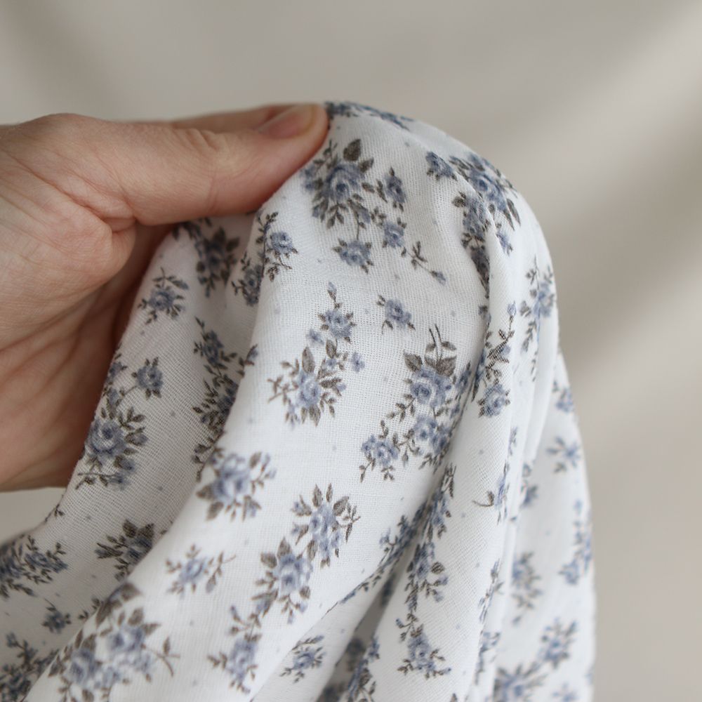 Lilou - Double gaze de coton BIO fond blanc fleuri vert et bleu