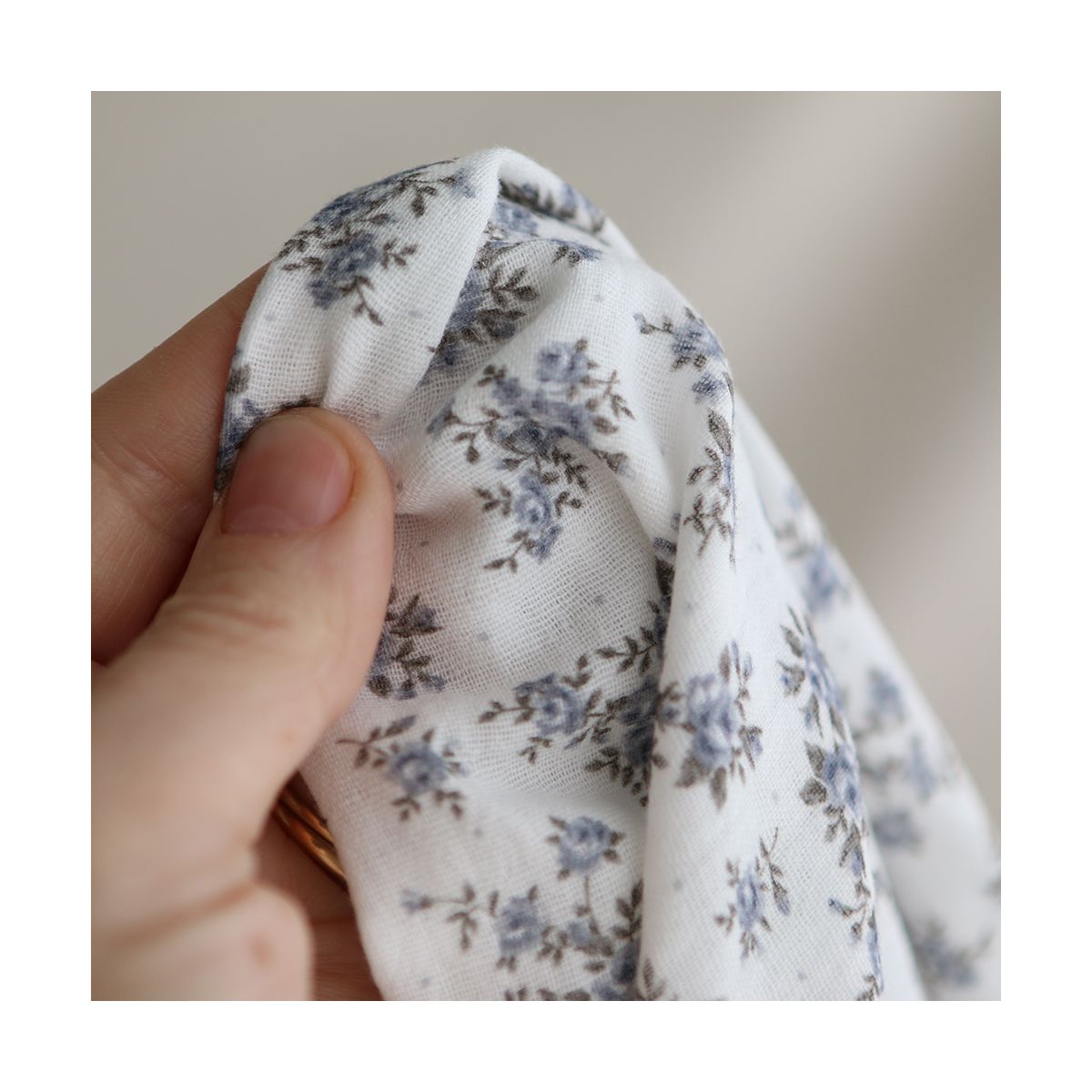 Lilou - Double gaze de coton BIO fond blanc fleuri vert et bleu