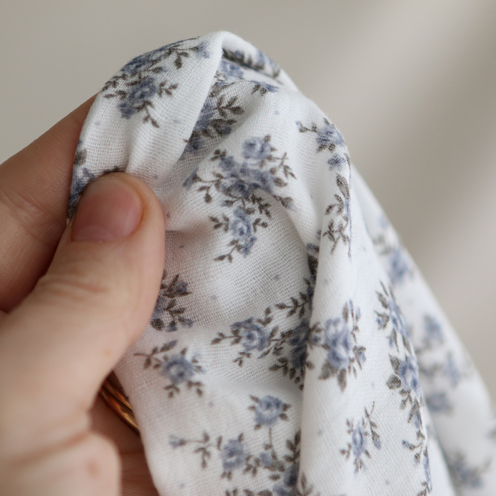 Lilou - Double gaze de coton BIO fond blanc fleuri vert et bleu