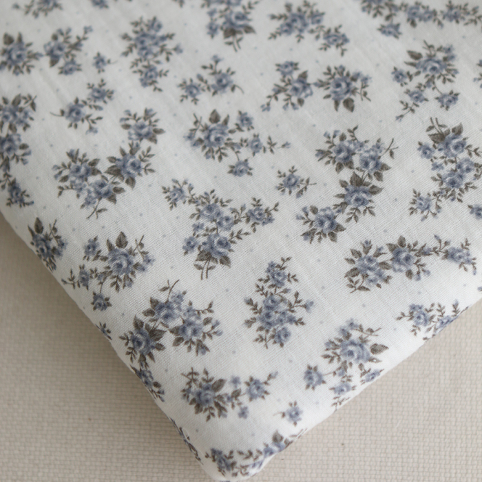 Lilou - Double gaze de coton BIO fond blanc fleuri vert et bleu