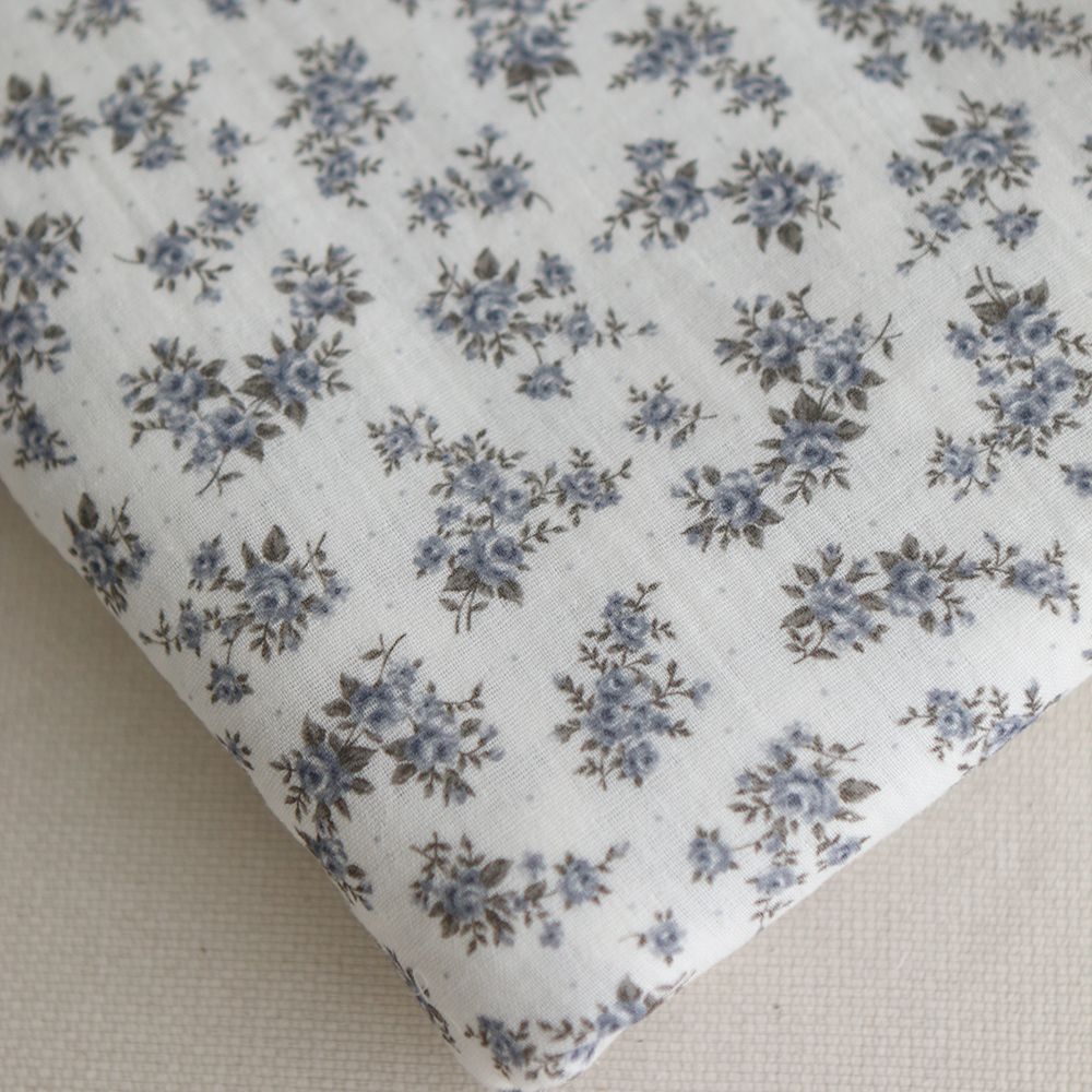 Lilou - Double gaze de coton BIO fond blanc fleuri vert et bleu