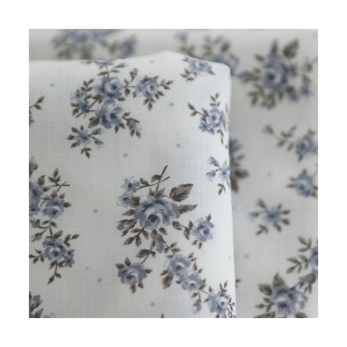 Lilou - Batiste de coton douce à imprimé exclusif fleuri vert et bleu Lilou - Batiste de coton douce à imprimé exclusif fleuri vert et bleu