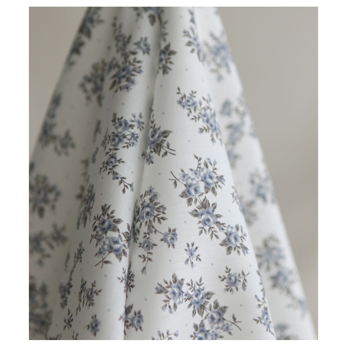 Lilou - Batiste de coton douce à imprimé exclusif fleuri vert et bleu Lilou - Batiste de coton douce à imprimé exclusif fleuri vert et bleu