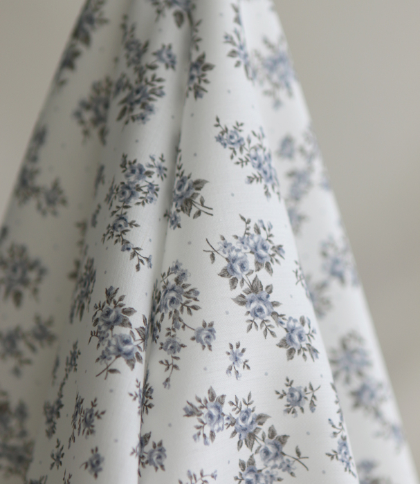 Lilou - Batiste de coton douce à imprimé exclusif fleuri vert et bleu