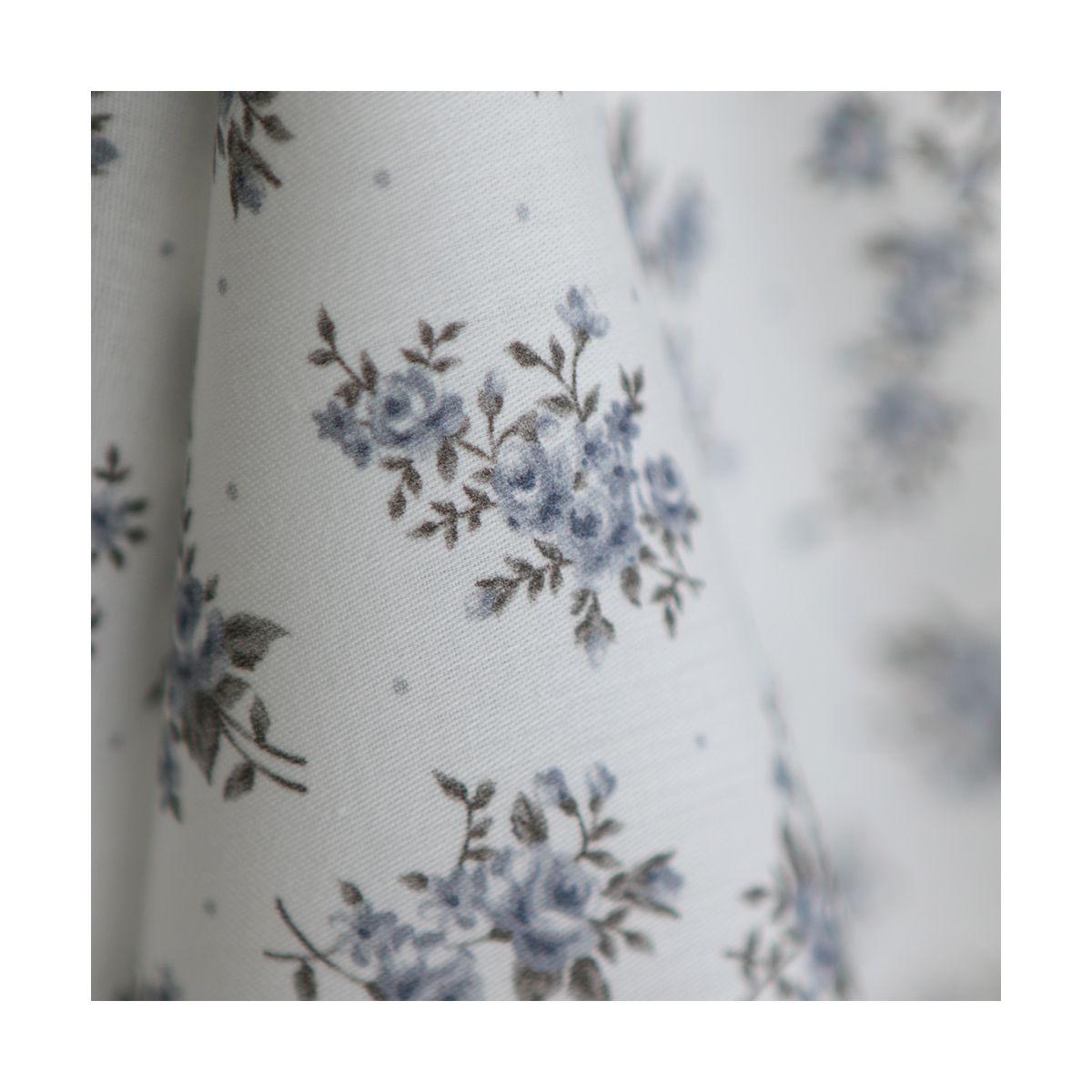 Lilou - Batiste de coton douce à imprimé exclusif fleuri vert et bleu Lilou - Batiste de coton douce à imprimé exclusif fleuri vert et bleu