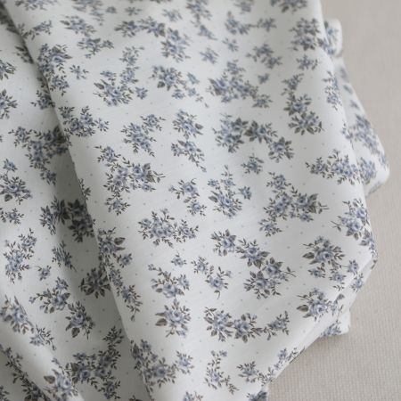 Lilou - Batiste de coton douce à imprimé exclusif fleuri vert et bleu Lilou - Batiste de coton douce à imprimé exclusif fleuri vert et bleu