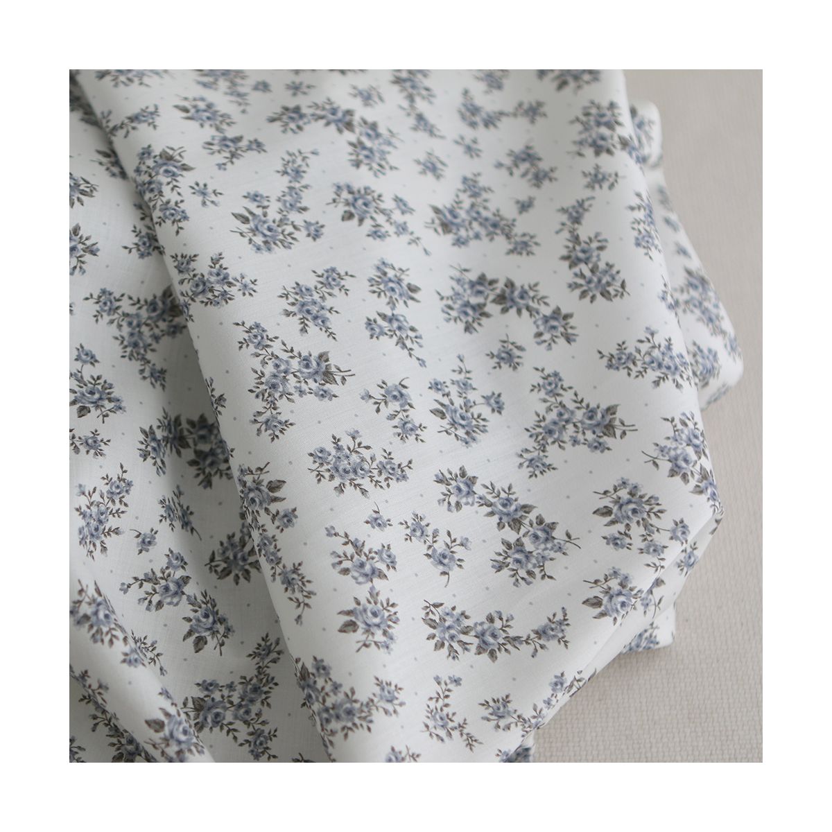 Lilou - Batiste de coton douce à imprimé exclusif fleuri vert et bleu Lilou - Batiste de coton douce à imprimé exclusif fleuri vert et bleu