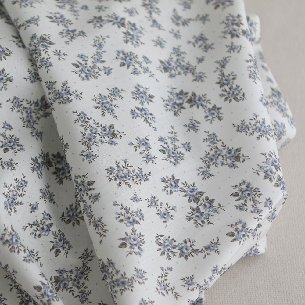 Lilou - Batiste de coton douce à imprimé exclusif fleuri vert et bleu