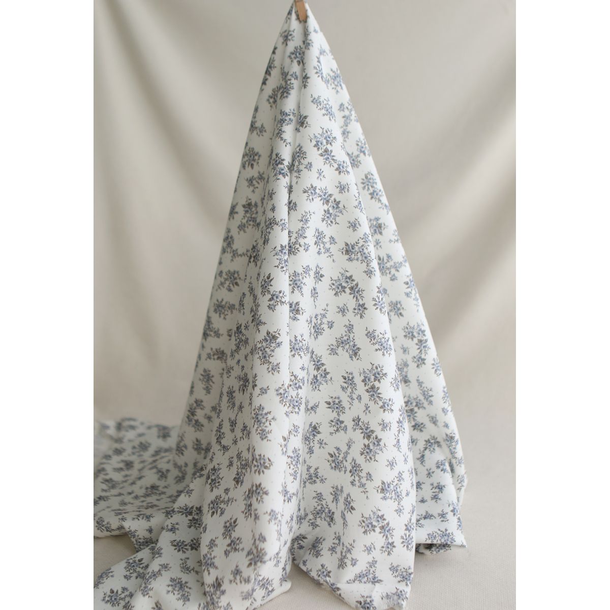 Lilou - Batiste de coton douce à imprimé exclusif fleuri vert et bleu Lilou - Batiste de coton douce à imprimé exclusif fleuri vert et bleu