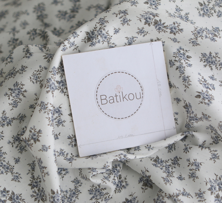 Lilou - Batiste de coton douce à imprimé exclusif fleuri vert et bleu