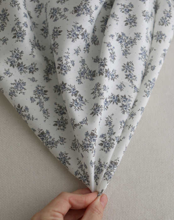 Lilou - Batiste de coton douce à imprimé exclusif fleuri vert et bleu