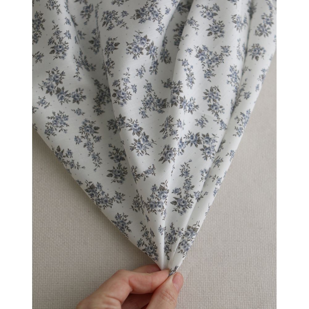 Lilou - Batiste de coton douce à imprimé exclusif fleuri vert et bleu