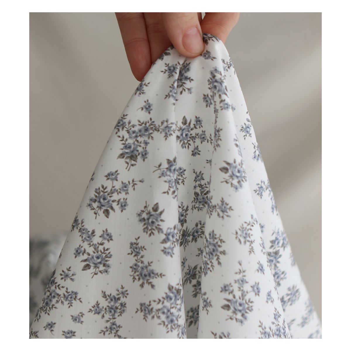 Lilou - Batiste de coton douce à imprimé exclusif fleuri vert et bleu Lilou - Batiste de coton douce à imprimé exclusif fleuri vert et bleu